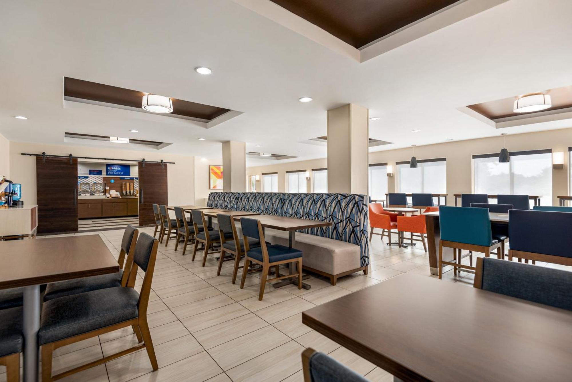 Holiday Inn Express Hotel & Suites Fredericksburg By Ihg Εξωτερικό φωτογραφία