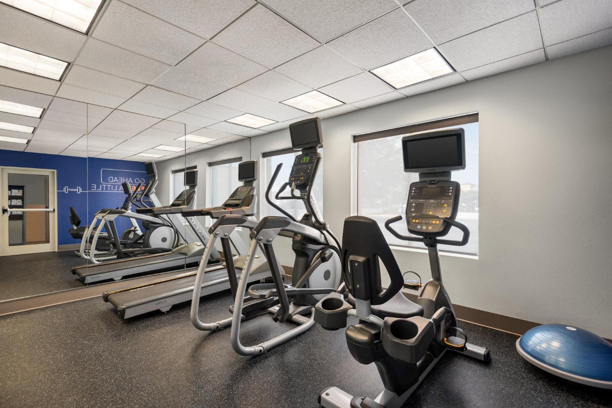 Holiday Inn Express Hotel & Suites Fredericksburg By Ihg Εξωτερικό φωτογραφία